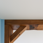 Afwerking van spanplafond bij houten balken
